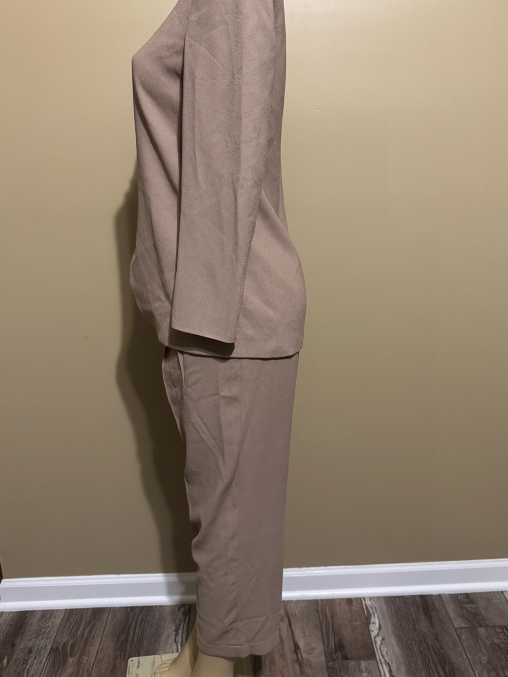 Jones New York Petite Sophisticated Taupe Suit Set - Jacket 8P & Pants 10P - Picture 6 of 15